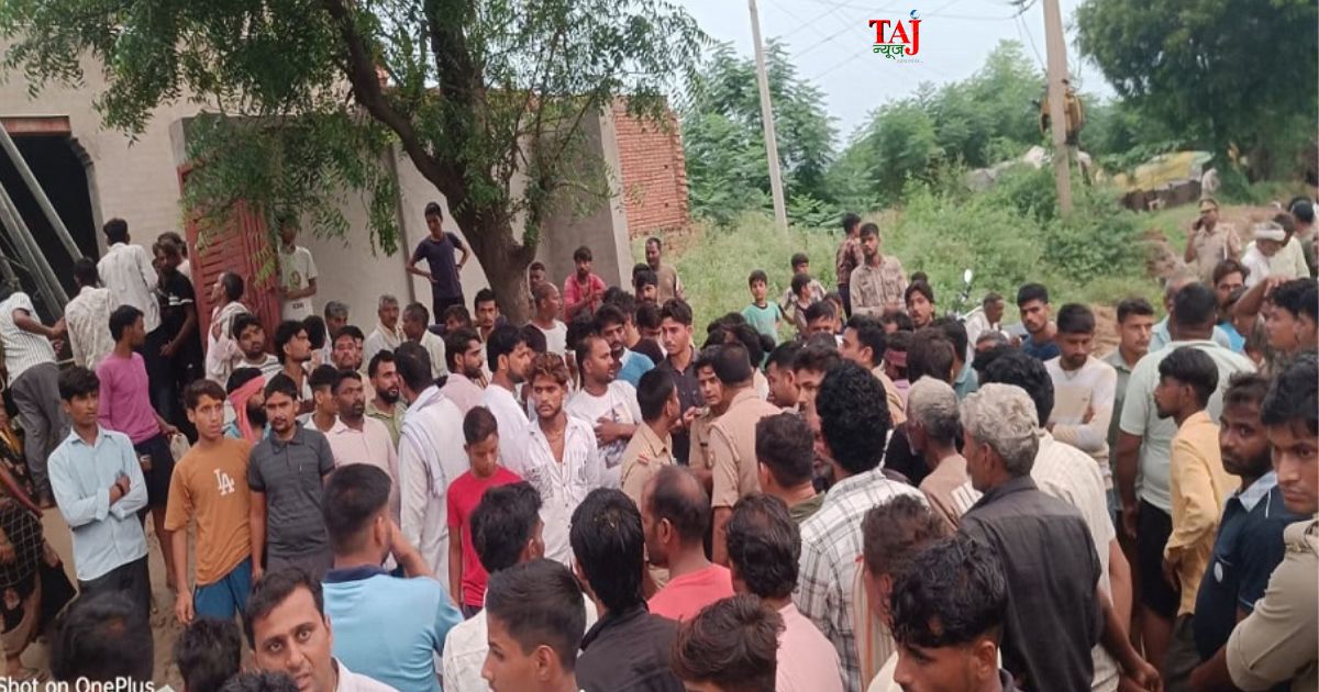 मथुरा के शेरगढ़ क्षेत्र के सियारा गांव में 11 हजार वोल्ट की हाईटेंशन लाइन से बोरिंग मशीन छूने के बाद हुए हादसे की जांच में जुटी पुलिस।