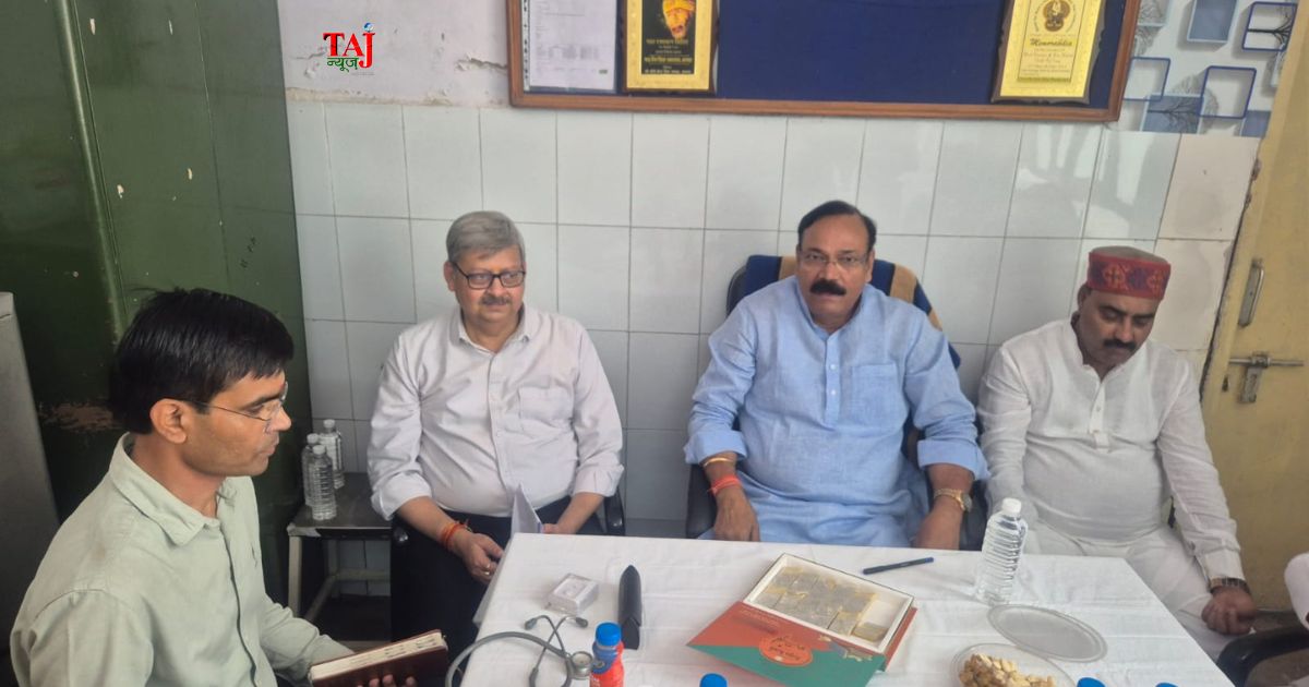 प्रधानमंत्री नरेंद्र मोदी के जन्मदिवस पर आगरा जिला अस्पताल में आयोजित रक्तदान शिविर का शुभारंभ करते सांसद राजकुमार चाहर।