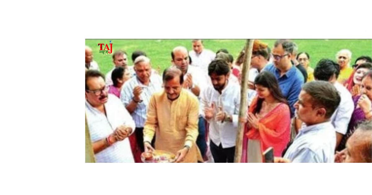 आगरा के फतेहाबाद रोड पर श्रीराम कथा महोत्सव के भूमि पूजन में पूजा-अर्चना करते केंद्रीय राज्यमंत्री प्रो. एसपी सिंह बघेल।