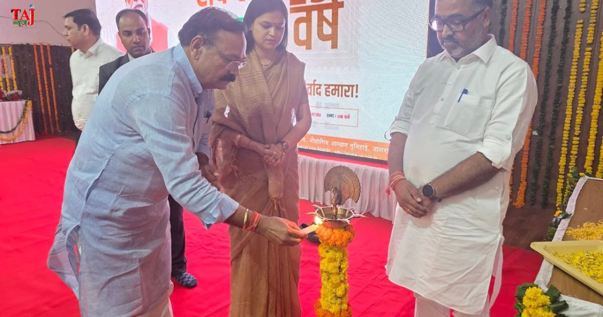 आगरा के जेपी सभागार खंदारी में विश्वकर्मा स्वरोजगार एवं स्वदेशी मेला-2026 के दौरान 450 लाभार्थियों को टूलकिट वितरण करते सांसद राजकुमार चाहर और डॉ. बबीता सिंह चौहान।
