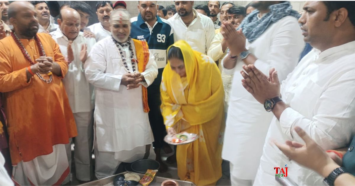 प्रधानमंत्री नरेंद्र मोदी के 76वें जन्मदिवस पर आगरा के तीर्थधाम बटेश्वर में यमुना घाटों पर 15 हजार दीपों से सजी दीपमाला और पूजा-अर्चना करते भाजपा नेता।