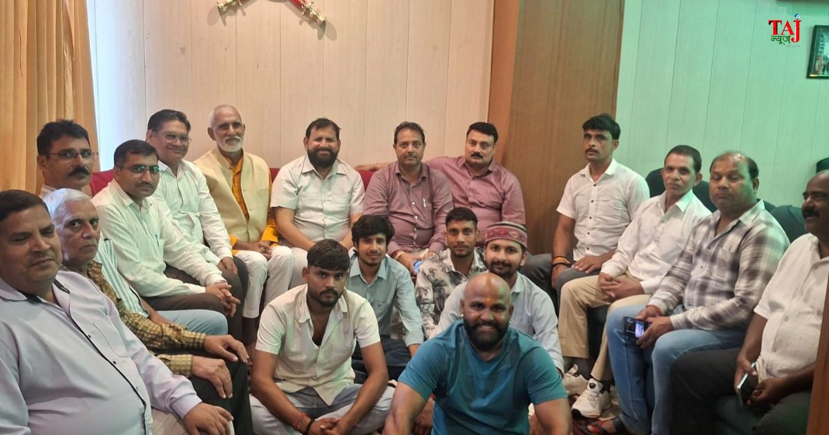 आगरा में क्षत्रिय समाज की बैठक में एकता, अनुशासन, शिक्षा और रोजगार पर चर्चा करते वरिष्ठ समाजसेवी गौरीशंकर सिंह सिकरवार।