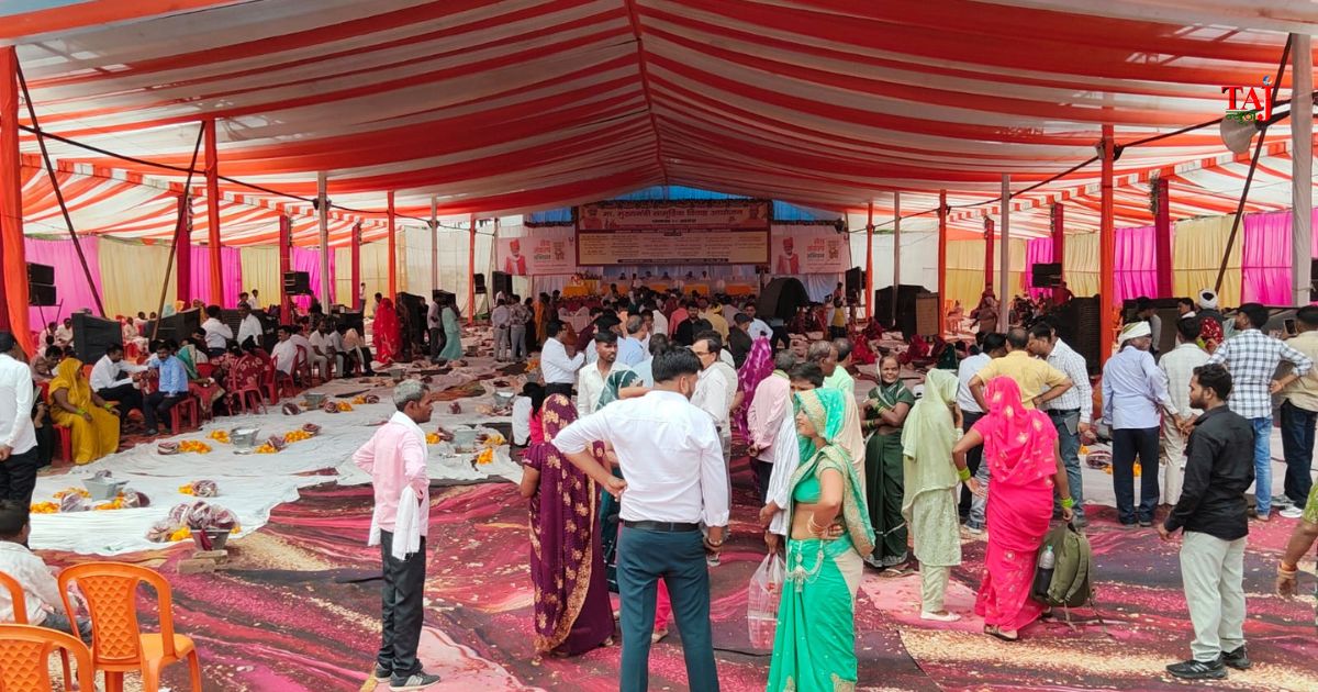आगरा के रोहता में मुख्यमंत्री सामूहिक विवाह समारोह के दौरान 248 जोड़ों को आशीर्वाद देतीं कैबिनेट मंत्री बेबी रानी मौर्य और डीएम मनीष बंसल।