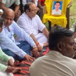 आगरा के नरीपुरा में 17 वर्षीय शिवम की मौत के बाद पीड़ित परिजनों से मिलकर मजिस्ट्रेटी जांच की मांग करते सपा नेता विनय अग्रवाल।