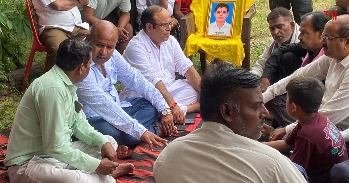 आगरा के नरीपुरा में 17 वर्षीय शिवम की मौत के बाद पीड़ित परिजनों से मिलकर मजिस्ट्रेटी जांच की मांग करते सपा नेता विनय अग्रवाल।