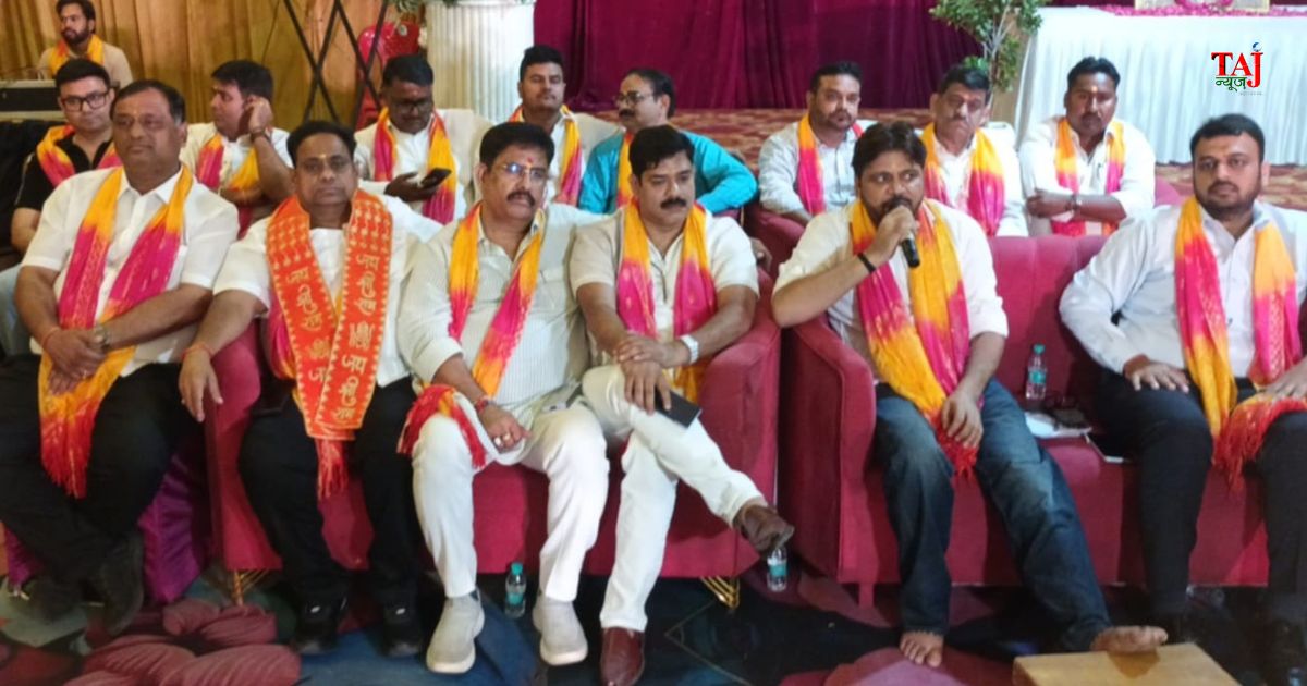 आगरा के शास्त्रीपुरम स्थित दिव्या रिसोर्ट में आगामी जनकपुरी महोत्सव की तैयारियों को लेकर आयोजित बैठक में उपस्थित पदाधिकारी।