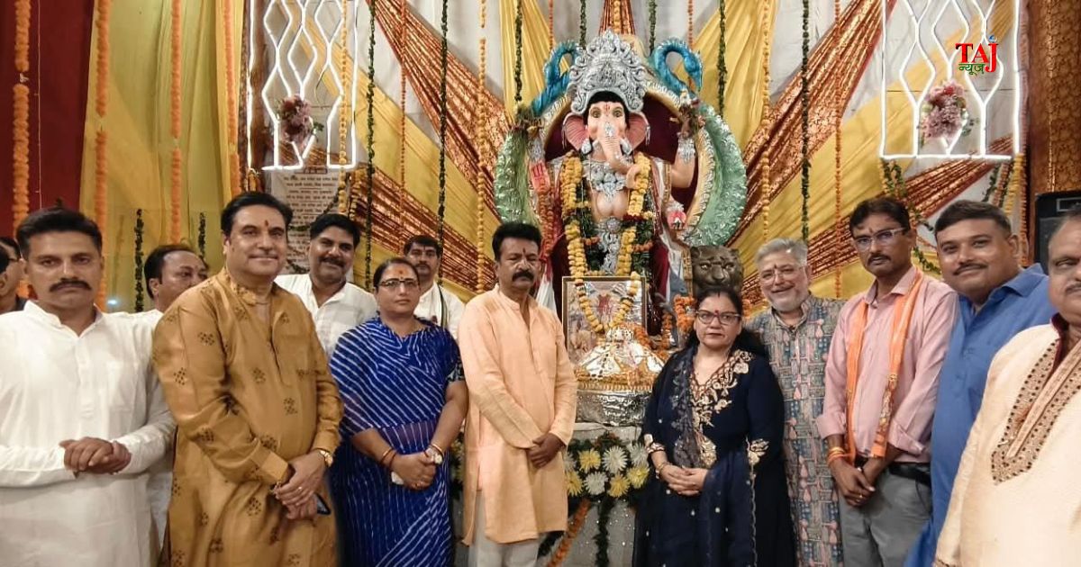 आगरा के दयालबाग स्थित गणेश चौक पर आयोजित दूसरे विशाल गणेशोत्सव में 51 किलो के मोदक का भोग और सुंदरकांड पाठ।