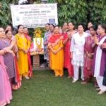 आगरा के कमला नगर स्थित ग्रीन पार्क में ध्यान योग सेवा संस्थान द्वारा आयोजित राधा अष्टमी जन्मोत्सव पर योगाभ्यास व महाआरती।