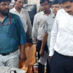 आगरा में ईवीएम-वीवीपैट की एफएलसी प्रक्रिया का डीएम मनीष बंसल ने किया निरीक्षण आगरा की मंडी समिति स्थित ईवीएम वेयरहाउस में प्रथम स्तरीय जांच (एफएलसी) का निरीक्षण करते डीएम मनीष बंसल।