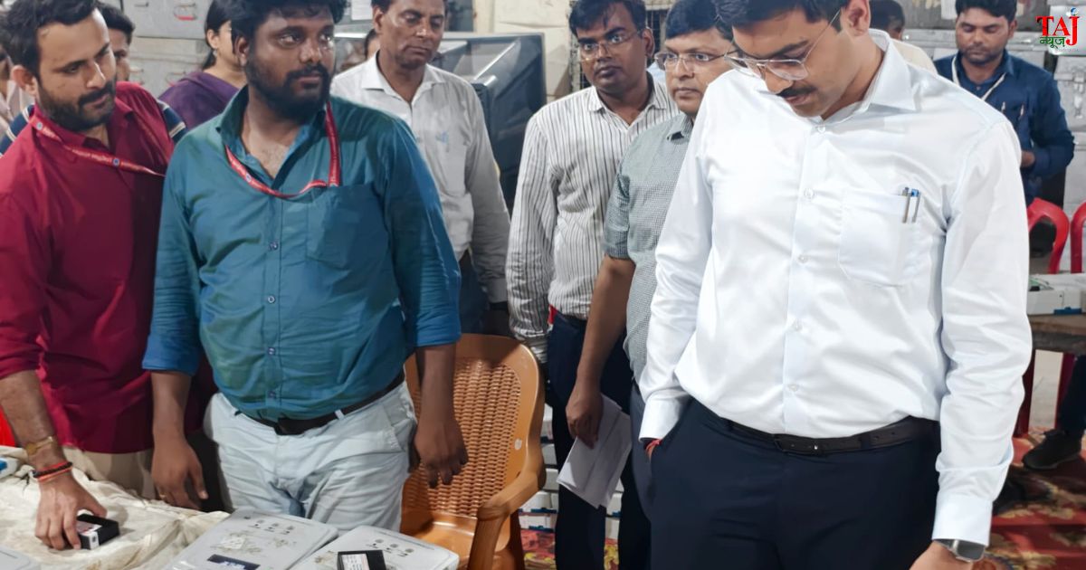 आगरा की मंडी समिति स्थित ईवीएम वेयरहाउस में प्रथम स्तरीय जांच (एफएलसी) का निरीक्षण करते डीएम मनीष बंसल।