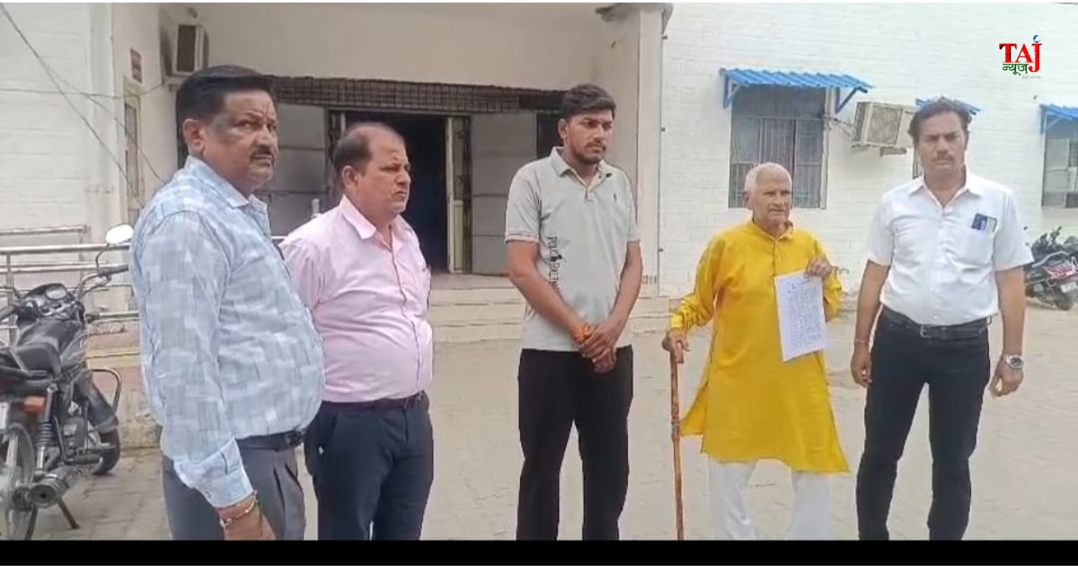 आगरा की रोडवेज कॉलोनी में 80 वर्षीय सेवानिवृत्त शिक्षक के मकान का ताला तोड़कर जबरन प्रवेश का मामला।
