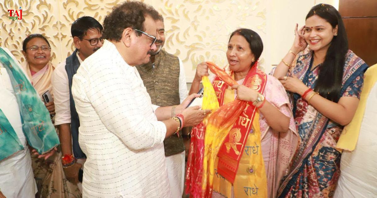 आगरा में ब्रज क्षेत्र प्रभारी बनने के बाद पहली बार पहुंचीं भाजपा सांसद गीता शाक्य का स्वागत करते केंद्रीय मंत्री प्रो. एसपी सिंह बघेल और अन्य जनप्रतिनिधि।
