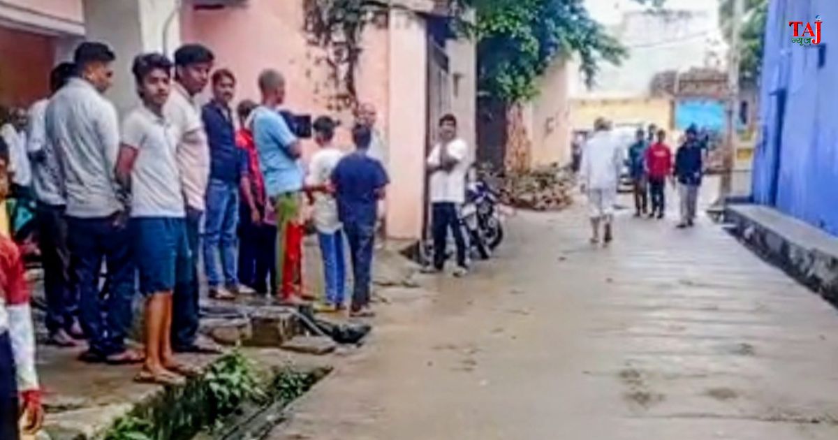 आगरा के बमरौली कटारा में जमीन विवाद को लेकर दो पक्षों के बीच हुई फायरिंग के बाद घटनास्थल पर जांच करती पुलिस।
