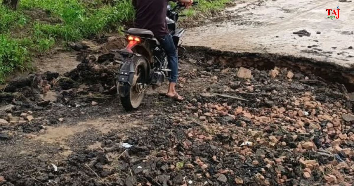 आगरा की बाह तहसील के गढ़वार गांव में बारिश से क्षतिग्रस्त लिंक मार्ग के गड्ढे में फंसी एंबुलेंस जिसे ट्रैक्टर से बाहर निकाला गया।