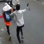 शास्त्रीपुरम में युवती पर चाकू से जानलेवा हमला, गले और पीठ पर किए वार; पड़ोसी युवक पर आरोप आगरा के सिकंदरा अंतर्गत शास्त्रीपुरम में युवती पर चाकू से हुए जानलेवा हमले के बाद घटनास्थल पर जांच करती पुलिस।