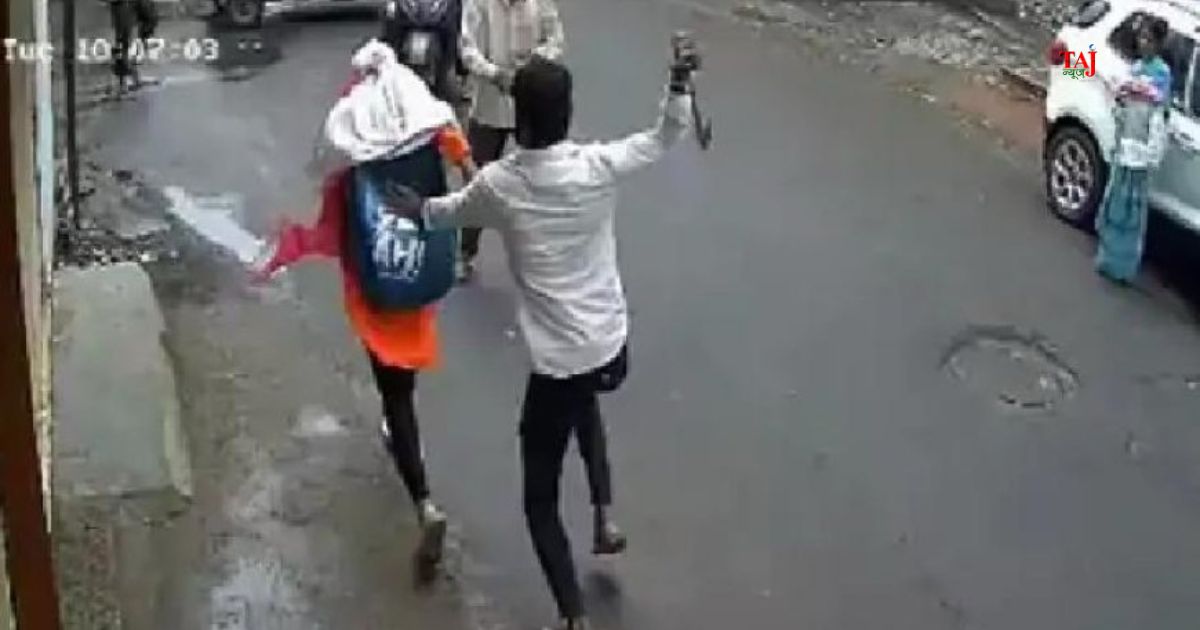 आगरा के सिकंदरा अंतर्गत शास्त्रीपुरम में युवती पर चाकू से हुए जानलेवा हमले के बाद घटनास्थल पर जांच करती पुलिस।
