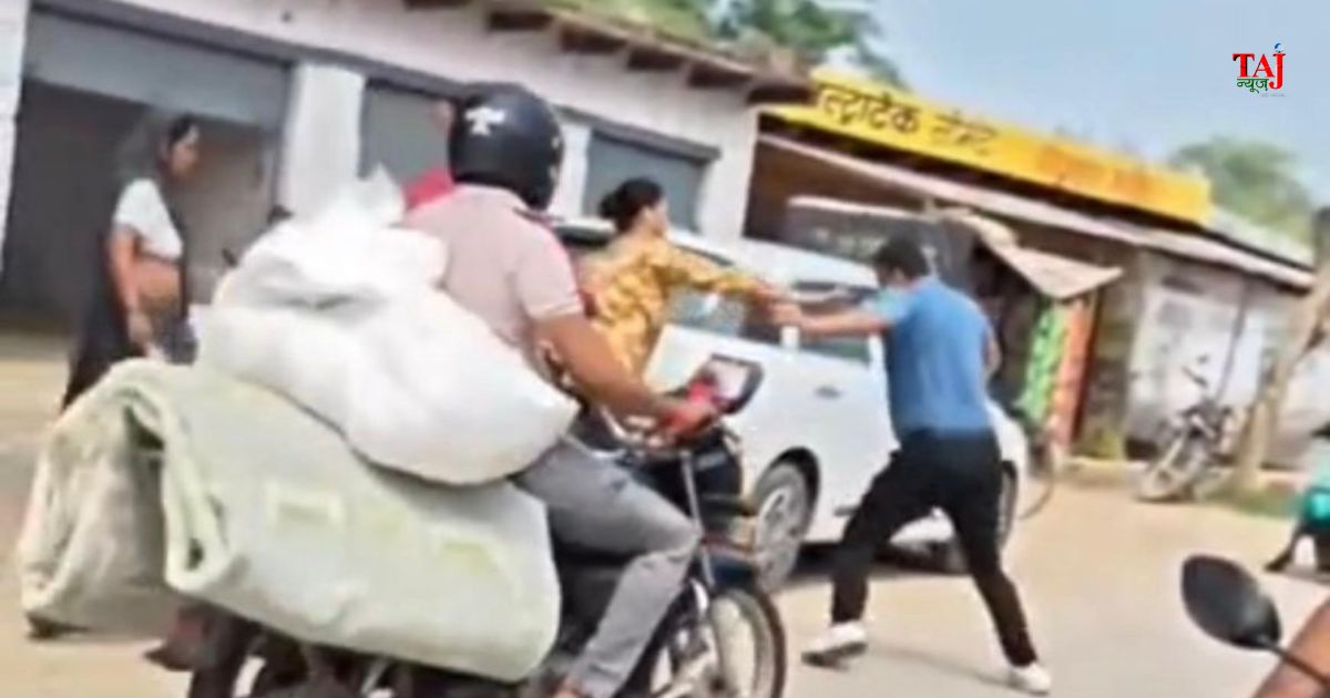 आगरा के एकता थाना क्षेत्र में सड़क पर महिला और उसकी मां से मारपीट के मामले में पुलिस कार्रवाई।
