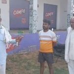 अछनेरा में होटल का ताला तोड़कर घुसे हथियारबंद बदमाश, विरोध पर पिस्टल तानकर सवा लाख का सामान ले गए आगरा के अछनेरा में दक्षिणी बाईपास स्थित जय मां अंबे होटल में पिस्टल तानकर चोरी की वारदात की जांच करती पुलिस।