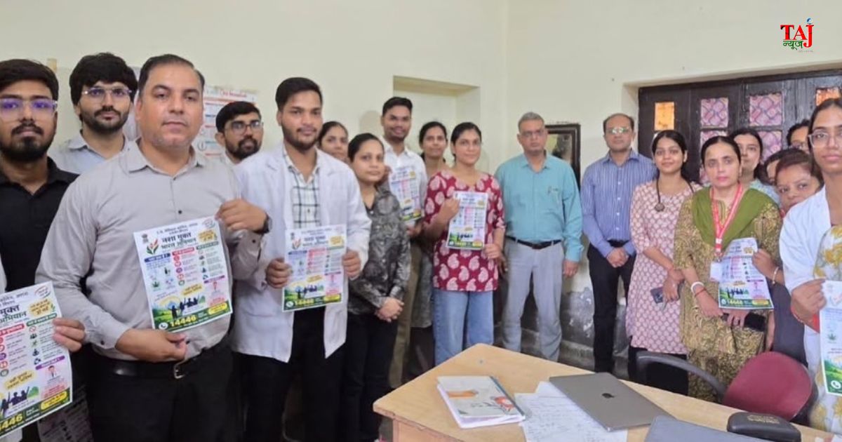 एसएन मेडिकल कॉलेज आगरा के मनोरोग विभाग में नशामुक्त भारत जागरूकता कार्यक्रम के दौरान संकल्प लेते मरीज और तीमारदार।