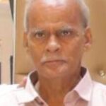 आगरा के केदार नगर में भारी बारिश और जलभराव के बीच खुले नाले में गिरकर बुजुर्ग की मौत का घटनास्थल।