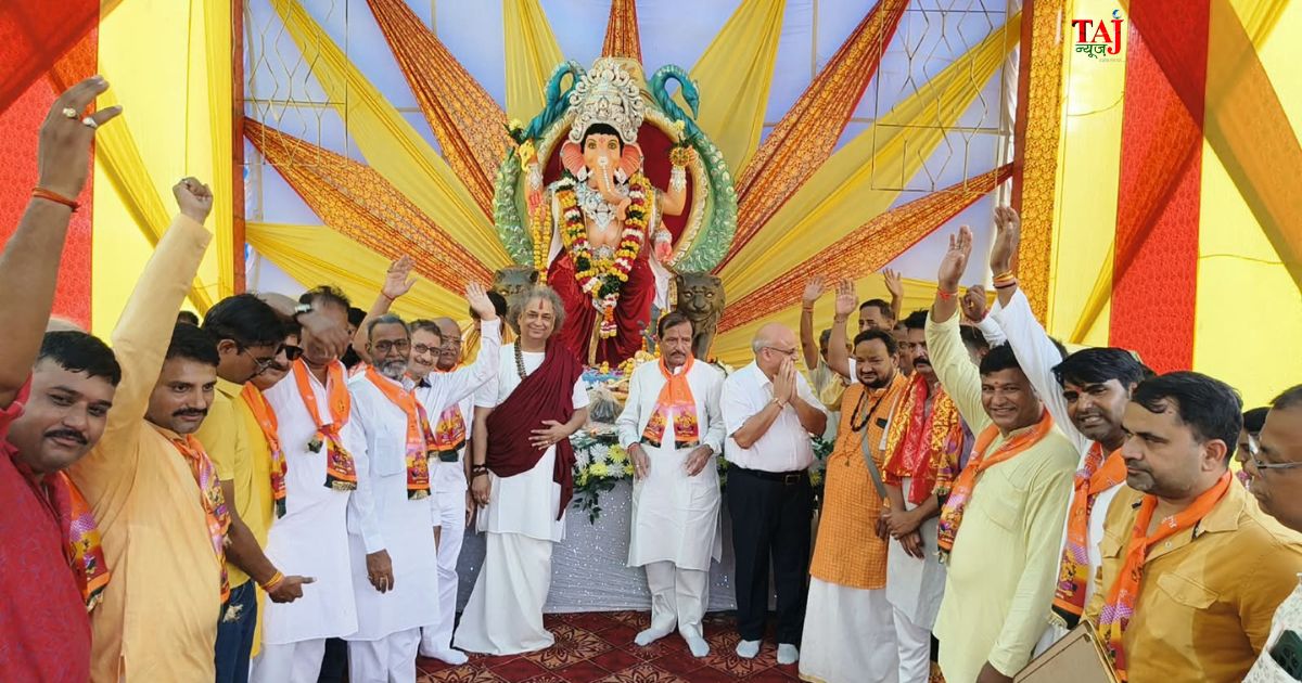 आगरा के दयालबाग 100 फुटा रोड पर द्वितीय विशाल गणेशोत्सव में भगवान गणेश की प्रतिमा स्थापना और पूजा-अर्चना करते विधायक पुरुषोत्तम खण्डेलवाल व श्रद्धालुगण।