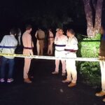 आगरा के फतेहाबाद-शमसाबाद मार्ग पर पुलिस मुठभेड़ के बाद घायल बदमाश विकेश और बरामद तमंचे व अपाचे बाइक।