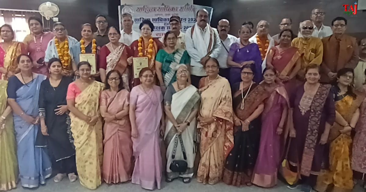 आगरा में साहित्य साधिका सम्मान समारोह के दौरान रेनू उपाध्याय और डॉ. मंजू यादव मृदुल को सम्मानित करते हुए साहित्यकार।