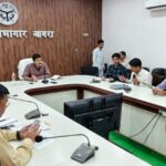 आगरा कलेक्ट्रेट सभागार में एक करोड़ से अधिक लागत वाली विकास परियोजनाओं की समीक्षा बैठक की अध्यक्षता करते जिलाधिकारी मनीष बंसल।