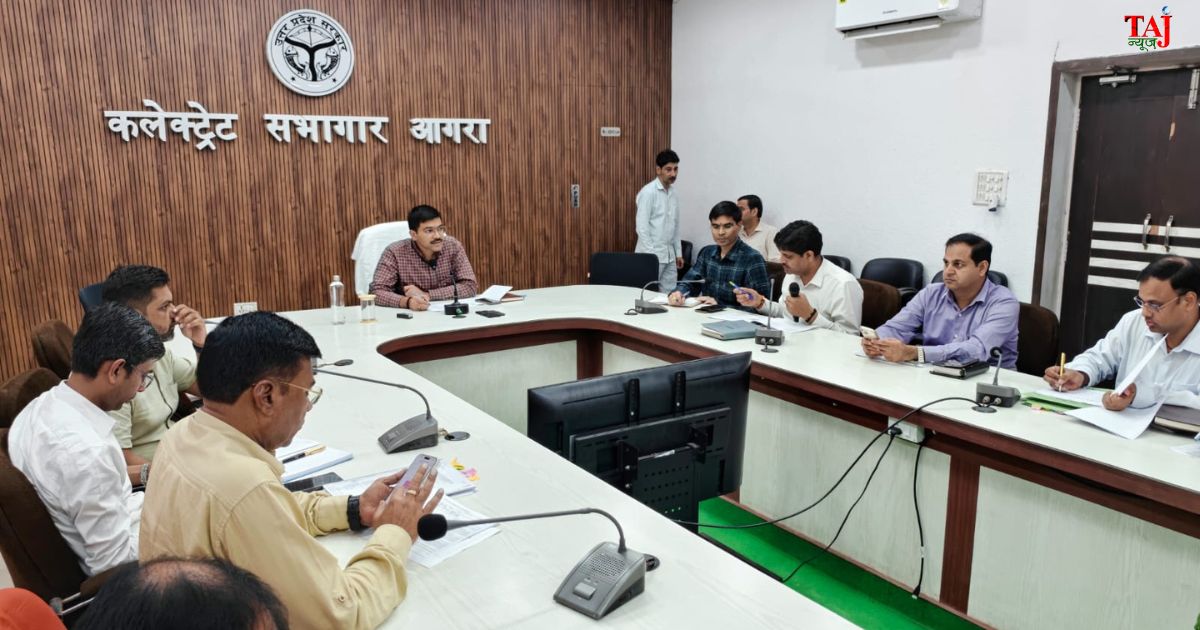 आगरा कलेक्ट्रेट सभागार में एक करोड़ से अधिक लागत वाली विकास परियोजनाओं की समीक्षा बैठक की अध्यक्षता करते जिलाधिकारी मनीष बंसल।