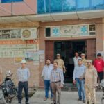 आगरा सिकंदरा योजना में आवासीय भूखंड पर अवैध रूप से संचालित अंजनी हॉस्पिटल को सील करता आवास विकास परिषद का प्रवर्तन दल और पुलिस।