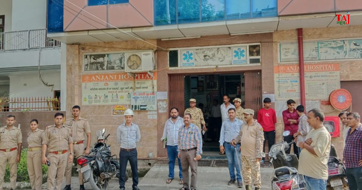 आगरा सिकंदरा योजना में आवासीय भूखंड पर अवैध रूप से संचालित अंजनी हॉस्पिटल को सील करता आवास विकास परिषद का प्रवर्तन दल और पुलिस।
