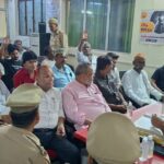 आगरा के थाना मंटोला में आगामी त्योहारों और गणेश चतुर्थी को लेकर आयोजित शांति समिति की बैठक में उपस्थित एसीपी हरि कृष्ण शर्मा और गणमान्य नागरिक।