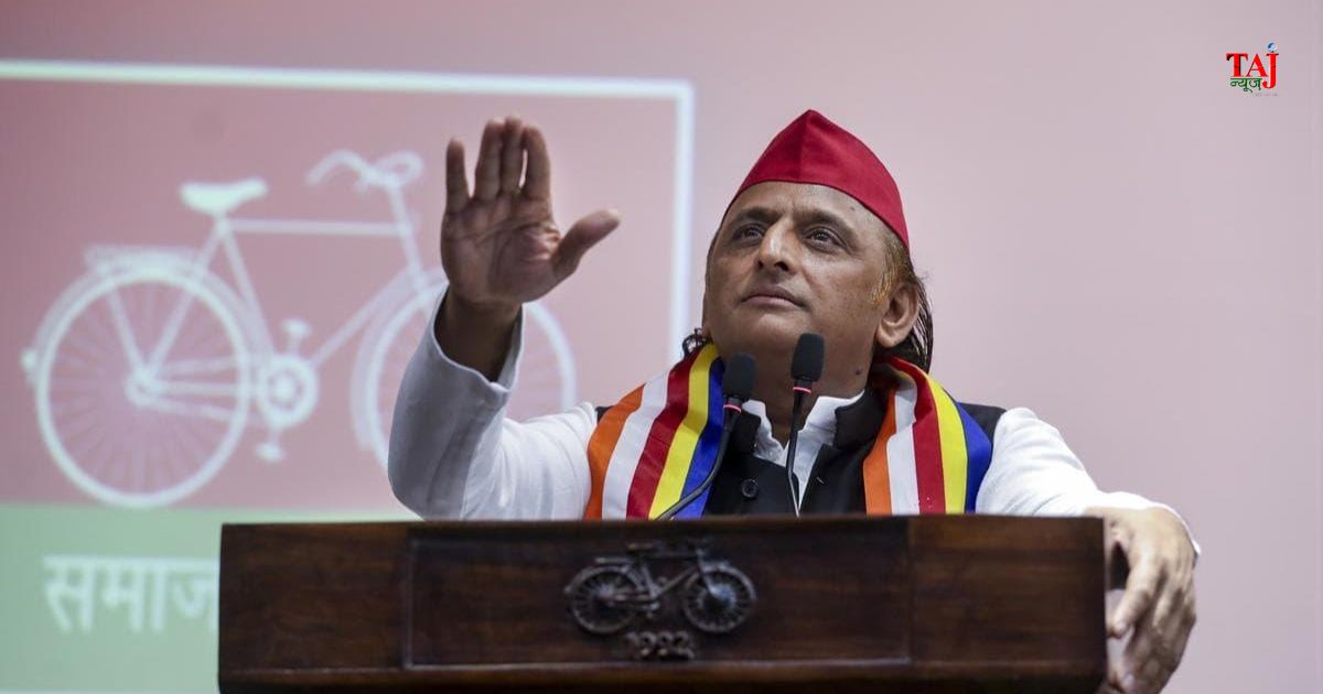 उत्तर प्रदेश में 2027 चुनाव से पहले सपा के संगठनात्मक बदलाव पर बैठक करते अखिलेश यादव और नए जिलाध्यक्ष।