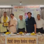 कुष्ठ रोग के खिलाफ सामाजिक कलंक मिटाने में आजीवन सक्रिय रहे डॉ. वेद भारद्वाज होटल पीएल पैलेस आगरा में डॉ. वेद भारद्वाज की द्वितीय पुण्यतिथि पर आयोजित सम्मान समारोह में उपस्थित केंद्रीय राज्य मंत्री प्रो. एसपी सिंह बघेल व सम्मानित डॉ. राजीव पचौरी।