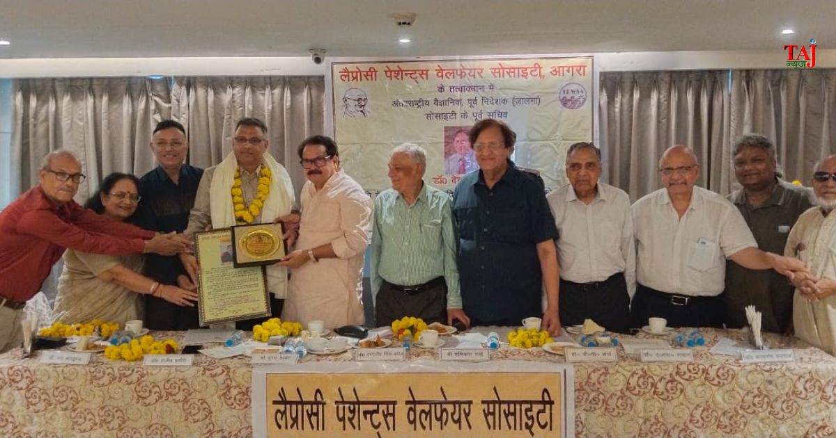 होटल पीएल पैलेस आगरा में डॉ. वेद भारद्वाज की द्वितीय पुण्यतिथि पर आयोजित सम्मान समारोह में उपस्थित केंद्रीय राज्य मंत्री प्रो. एसपी सिंह बघेल व सम्मानित डॉ. राजीव पचौरी।