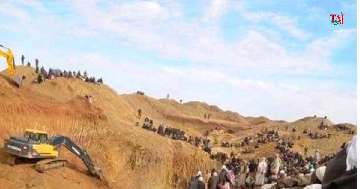 सूडान के पश्चिम कोर्डोफान में अल-जारा सोने की खदान ढहने के बाद मलबे में बचाव कार्य करते स्थानीय खनिक और राहत दल।