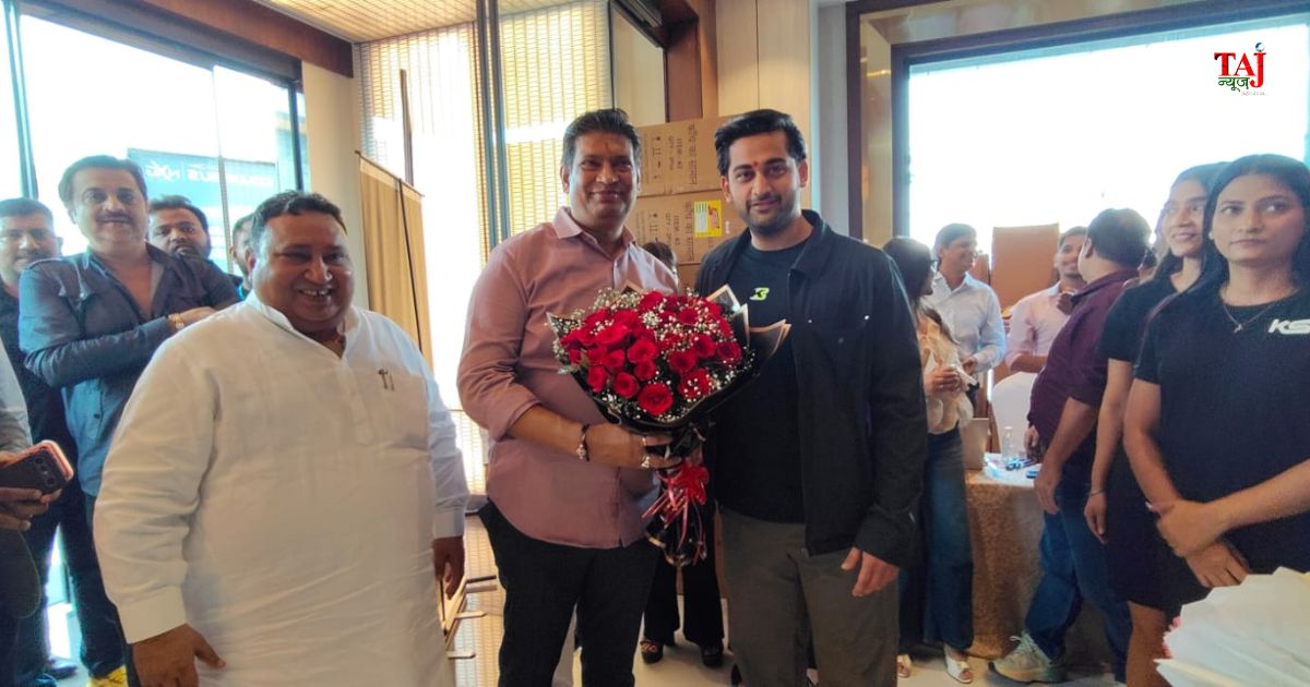 आगरा के होटल ग्रैंड मर्क्योर में आयोजित कोलंबस शूज डीलर्स मीट 2026 में नई कार्बन प्लेटेड रेंज पेश करते कंपनी अधिकारी।