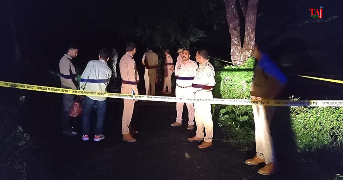 आगरा के फतेहाबाद-शमसाबाद मार्ग पर पुलिस मुठभेड़ के बाद घायल बदमाश विकेश और बरामद तमंचे व अपाचे बाइक।