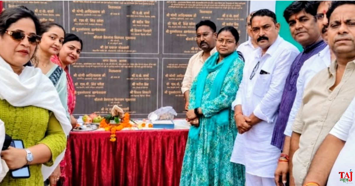 आगरा की ऐतिहासिक जनकपुरी के लिए भावना एस्टेट में 12 करोड़ के विकास कार्यों का शुभारंभ करतीं महापौर हेमलता दिवाकर कुशवाह व आयोजन समिति के पदाधिकारी।