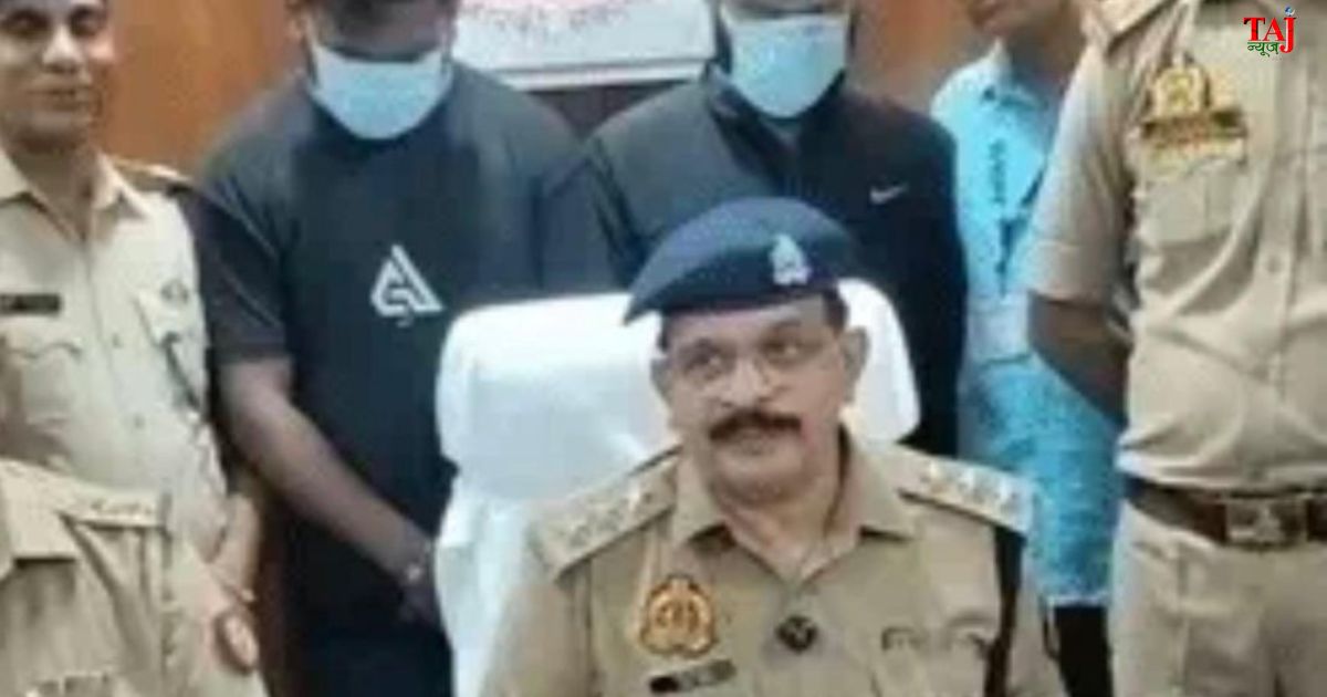 आगरा कैंट रेलवे स्टेशन पर ट्रेनों में चोरी करने वाले आरोपी पुनीत और आकाश को गिरफ्तार कर बरामद 25 लाख के जेवर दिखाती जीआरपी पुलिस।