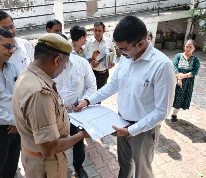 डीएम मनीष बंसल ईवीएम वेयरहाउस निरीक्षण पंजिका पर हस्ताक्षर करते हुए
