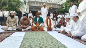 ग्यारहवीं शरीफ के आयोजन में मौजूद जायरीन और अतिथि