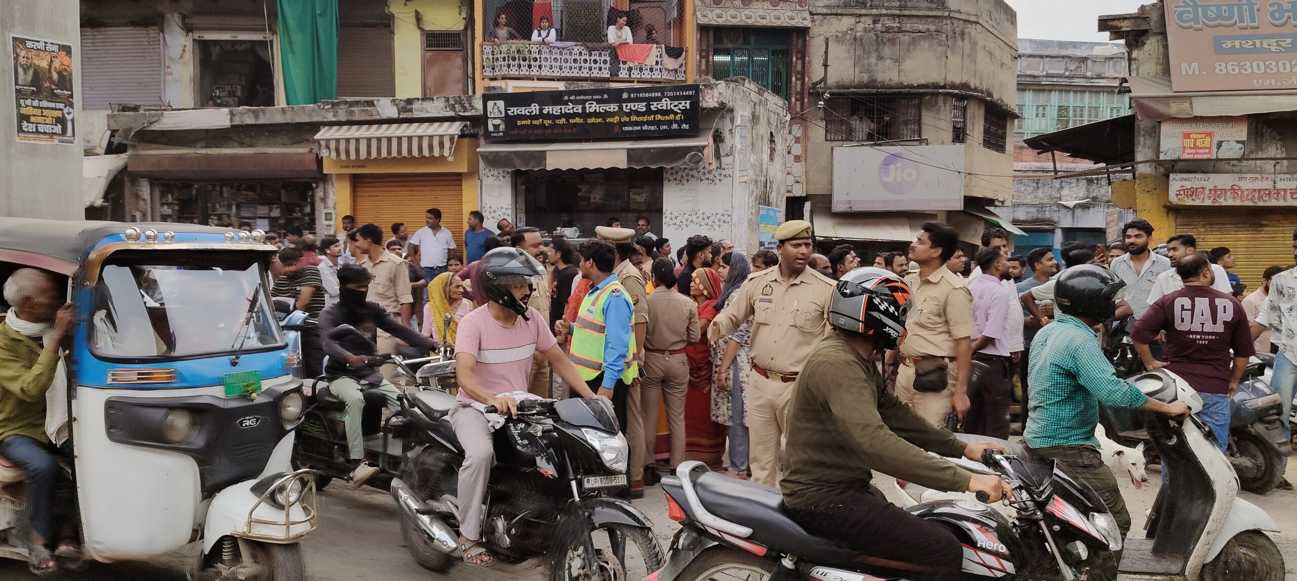 मौके पर पहुंचकर स्थिति संभालती नाई की मंडी थाना पुलिस