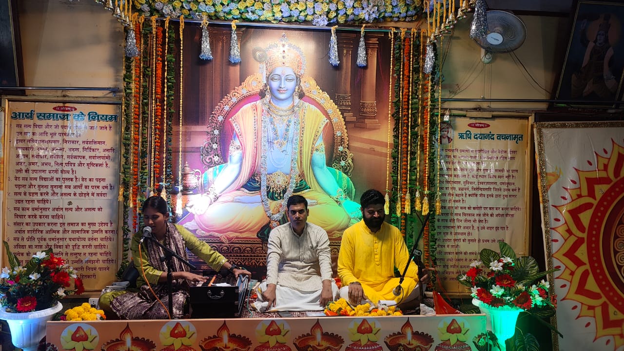 आर्य समाज मंदिर में उपस्थित श्रद्धालु