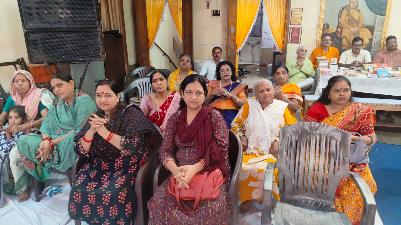 कार्यक्रम में मौजूद आर्य समाज के पदाधिकारी व सदस्य