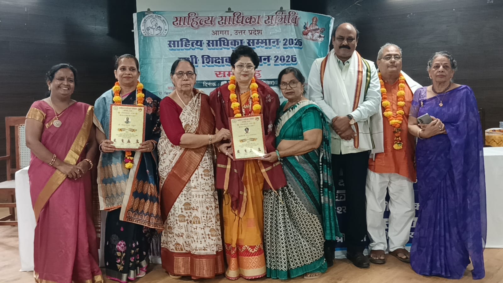 आगरा में साहित्य साधिका सम्मान समारोह का शुभारंभ करते अतिथि और साहित्यकार