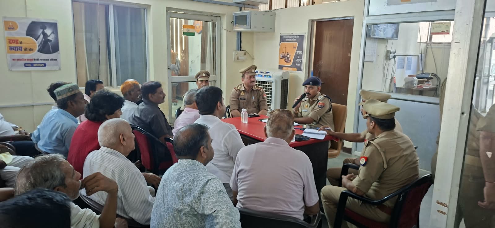 आगरा थाना मंटोला में शांति समिति की बैठक को संबोधित करते एसीपी हरि कृष्ण शर्मा