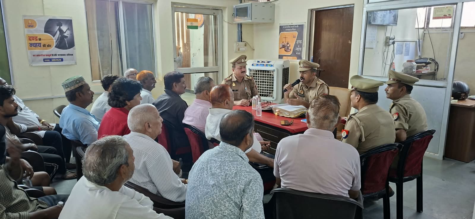 मंटोला शांति समिति बैठक में उपस्थित गणमान्य नागरिक और पुलिस अधिकारी