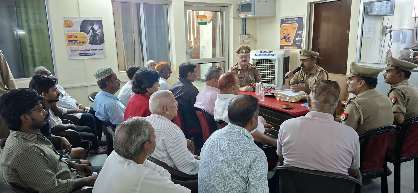 थाना मंटोला परिसर में शांति समिति की बैठक में विचार साझा करते वक्ता