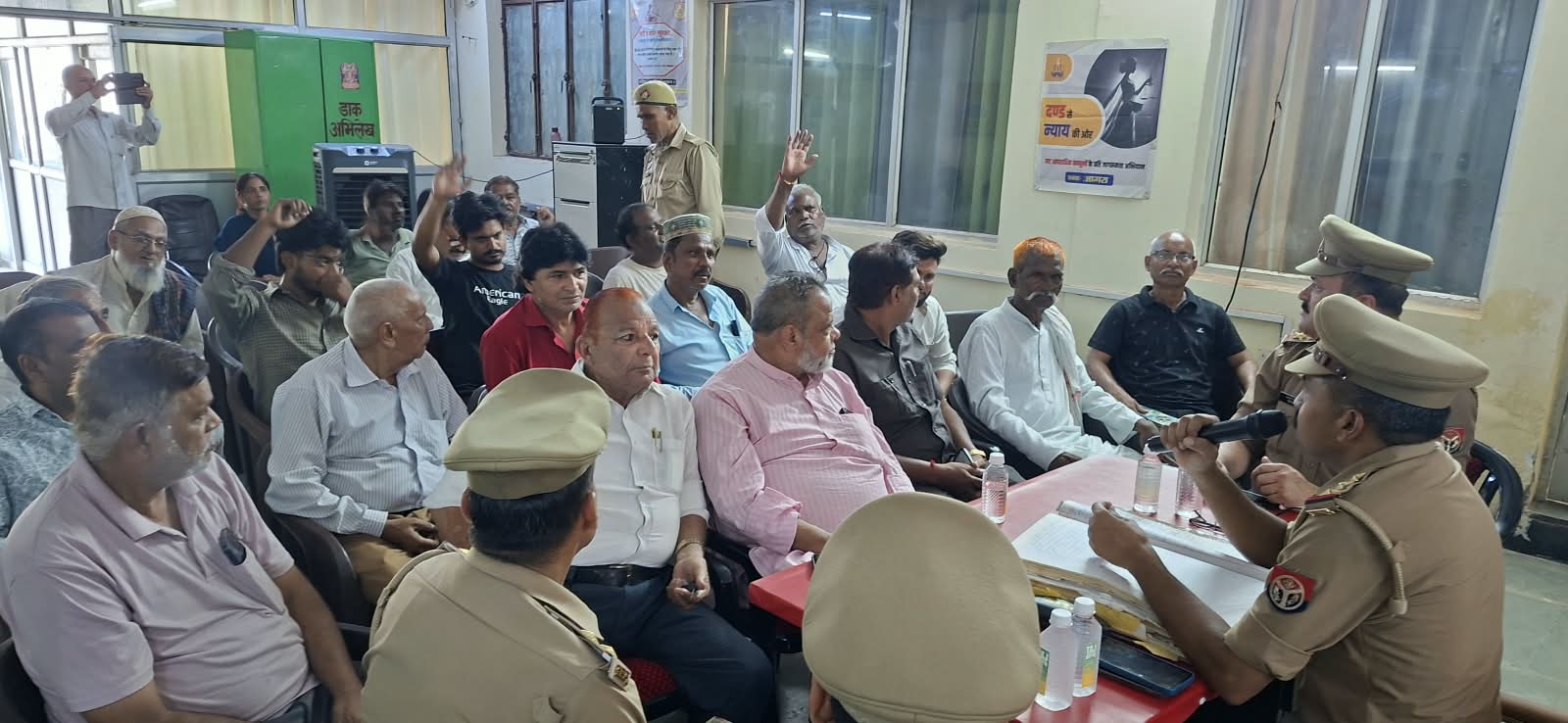 आगरा मंटोला शांति समिति बैठक में मौजूद विभिन्न समुदायों के प्रतिनिधि